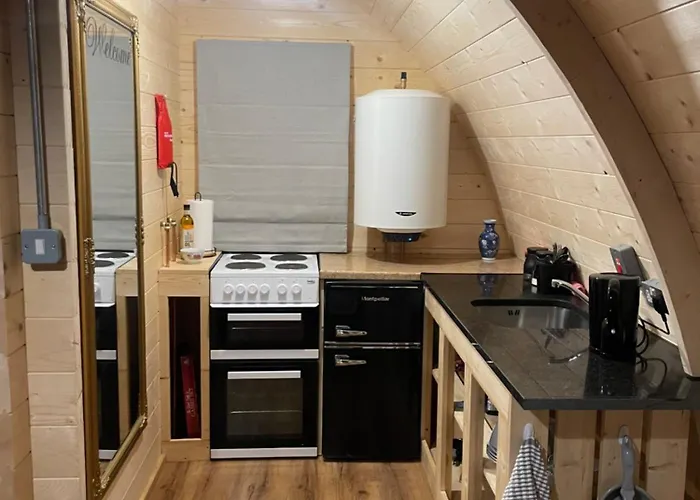 Landsted Executive Pod And Jacuzzi